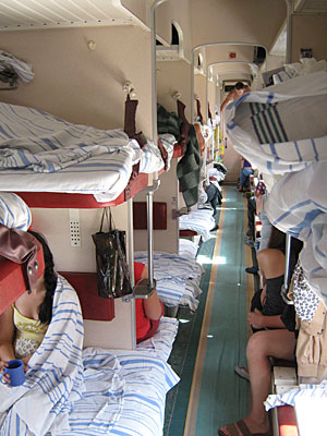 Blick in einen Wagen der 3. Klasse der Transsibirischen Eisenbahn